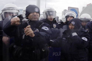 Polizisten bei Demonstration, Foto: IUL