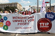 Demo gegen TTIP und Ceta, Plakat Mensch und Umwelt vor Profit