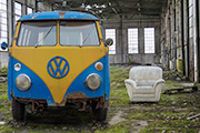 Symbolbild: Schrottreifer VW-Bus in leerstehender Fabrikshalle
