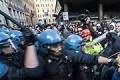 Die italienische Polizei prgelt auf demonstrierende Arbeiter ein