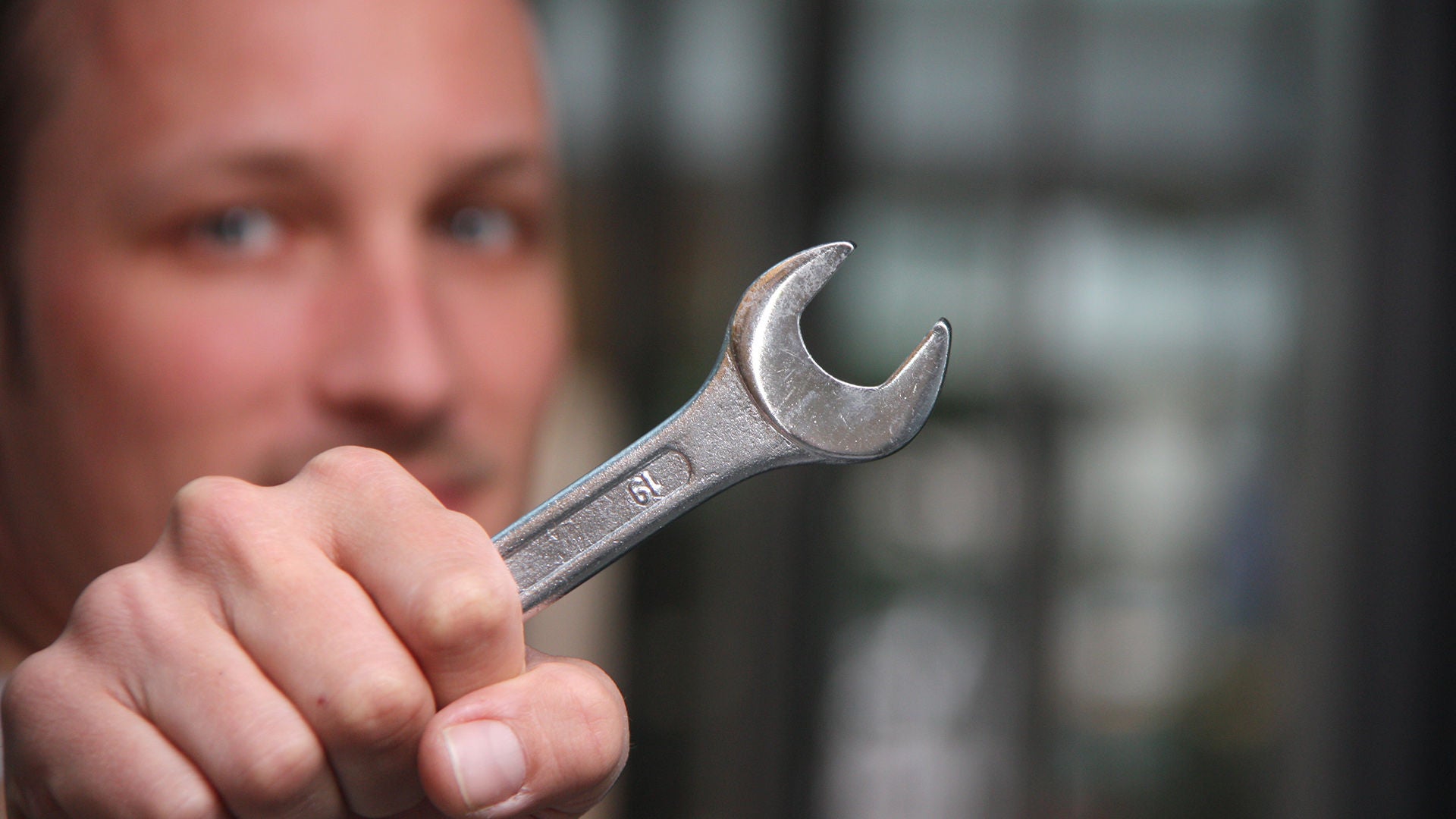 Arbeiter mit Schraubenschlüssel