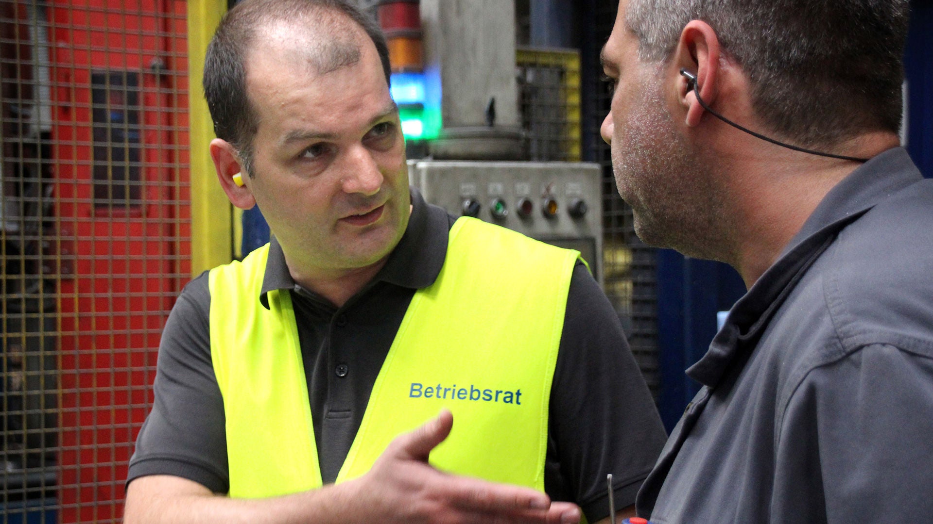 Betriebsrat im Gespräch mit Arbeiter